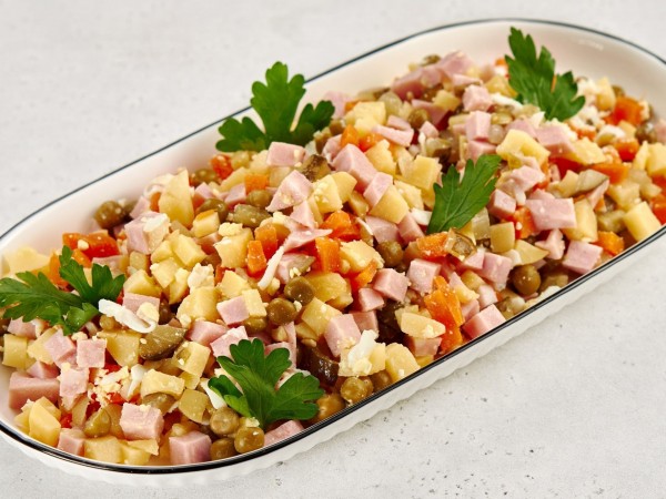 Салат Оливье с ветчиной на четверых Салат Оливье с ветчиной на четверых