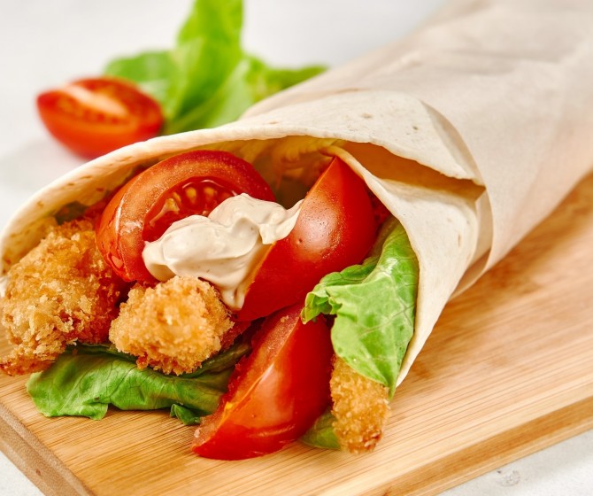 Цезарь-ролл с хрустящей курочкой